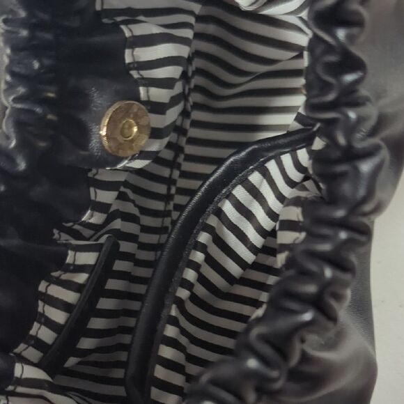 Elegant Black Crossbody Bag with Slouchy Design - Picture 4 of 5